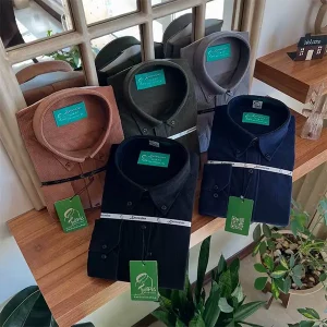 پیراهن مردانه ساده در رنگ‌های متنوع با پارچه باکیفیت، مناسب استایل روزمره و نیمه‌رسمی 