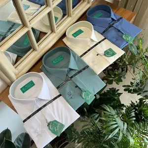 انتخاب پیراهن مردانه رسمی در رنگهای سفید، سبز و آبی روشن برای استایل شیک